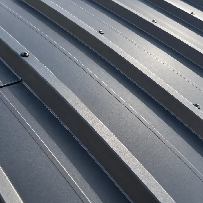 Nervures d’une couverture en bac acier anthracite, illustration IA